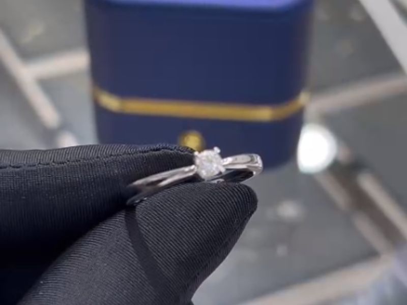 Mẫu nhẫn kim cương thiết kế từ chất liệu bạch kim cao cấp